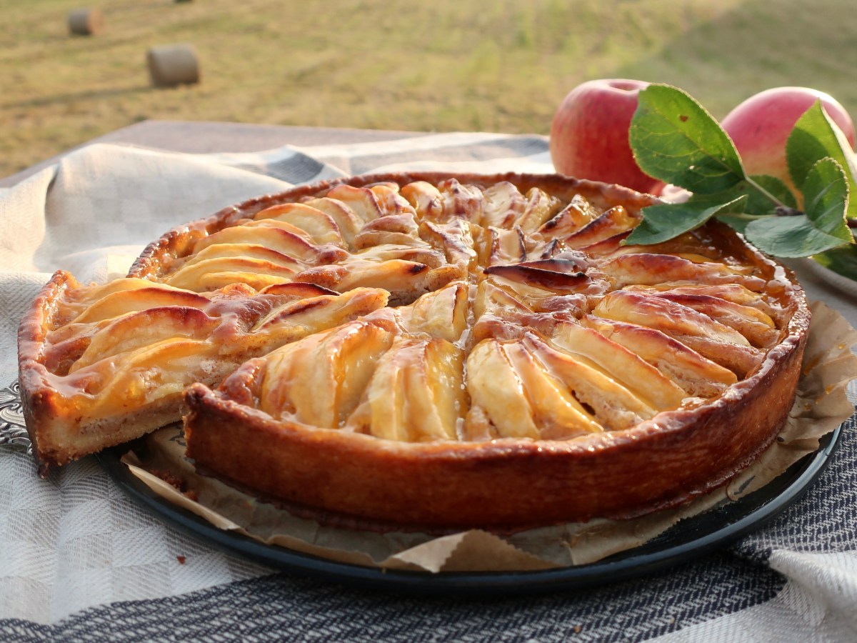 Apfelkuchen mit Mandelcreme und&nbsp;Aprikosenglasur