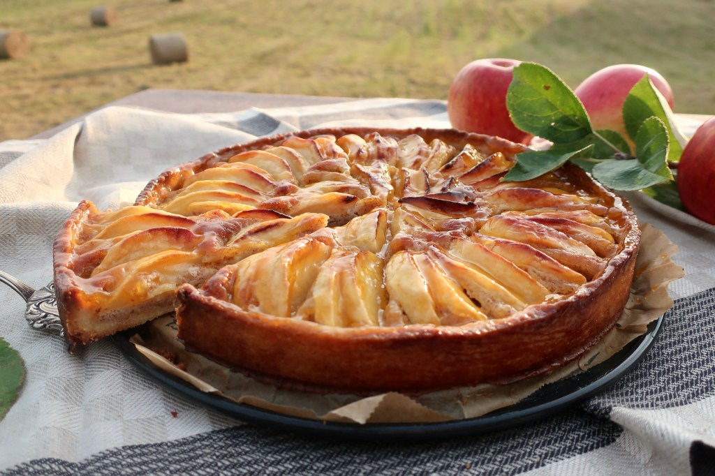 Apfelkuchen mit Mandelcreme und&nbsp;Aprikosenglasur